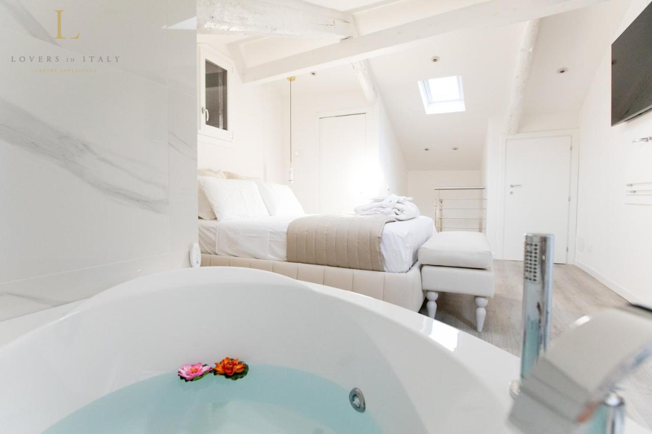 Loversinitaly Romantic Apartments - Altana And Jacuzzi 베니스 외부 사진