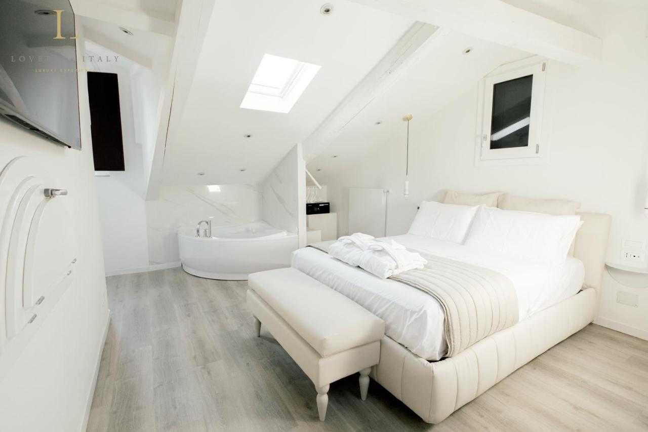 Loversinitaly Romantic Apartments - Altana And Jacuzzi 베니스 외부 사진